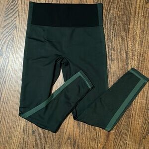 NWOT Outdoor Voices beautiful leggings. Side medium.